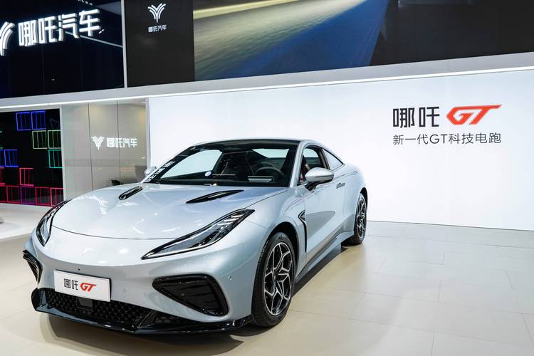 东莞348哪吒汽车在智能汽车领域的表现，领途汽车在新能源汽车市场中的影响力